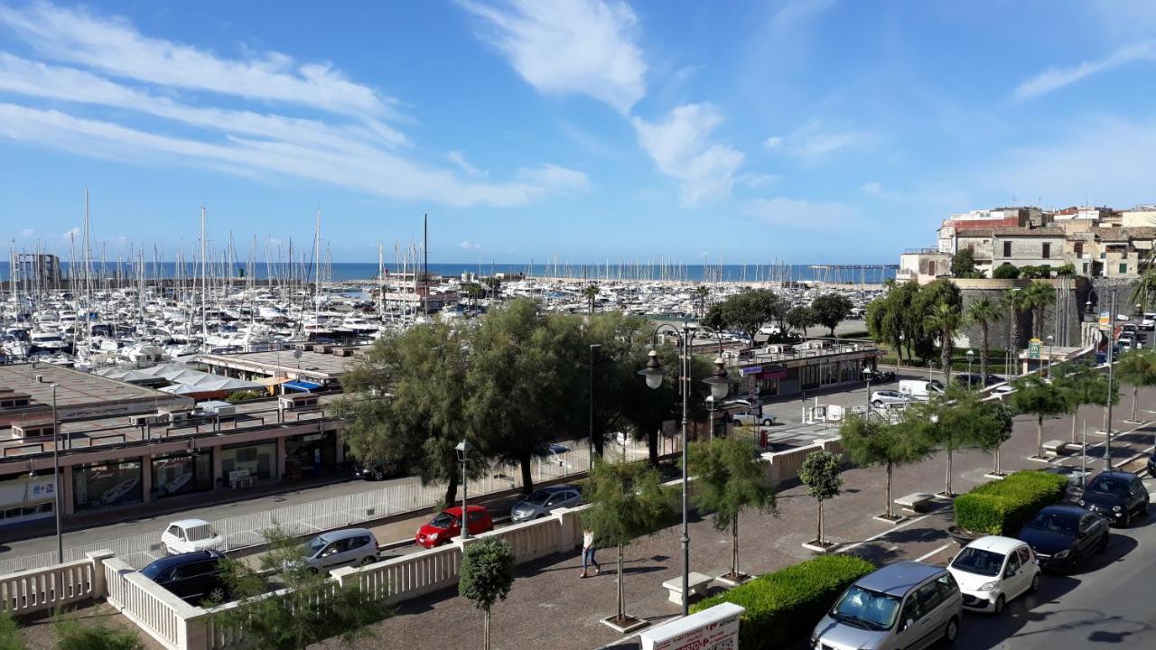 Spazioso appartamento sul lungomare di Nettuno Esterno foto
