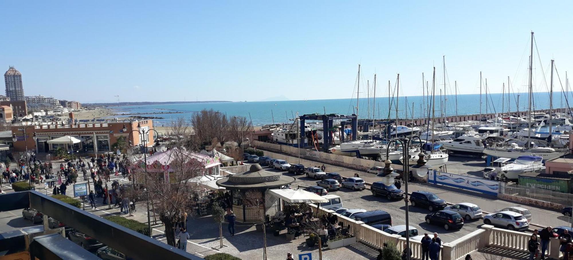 Spazioso appartamento sul lungomare di Nettuno Esterno foto
