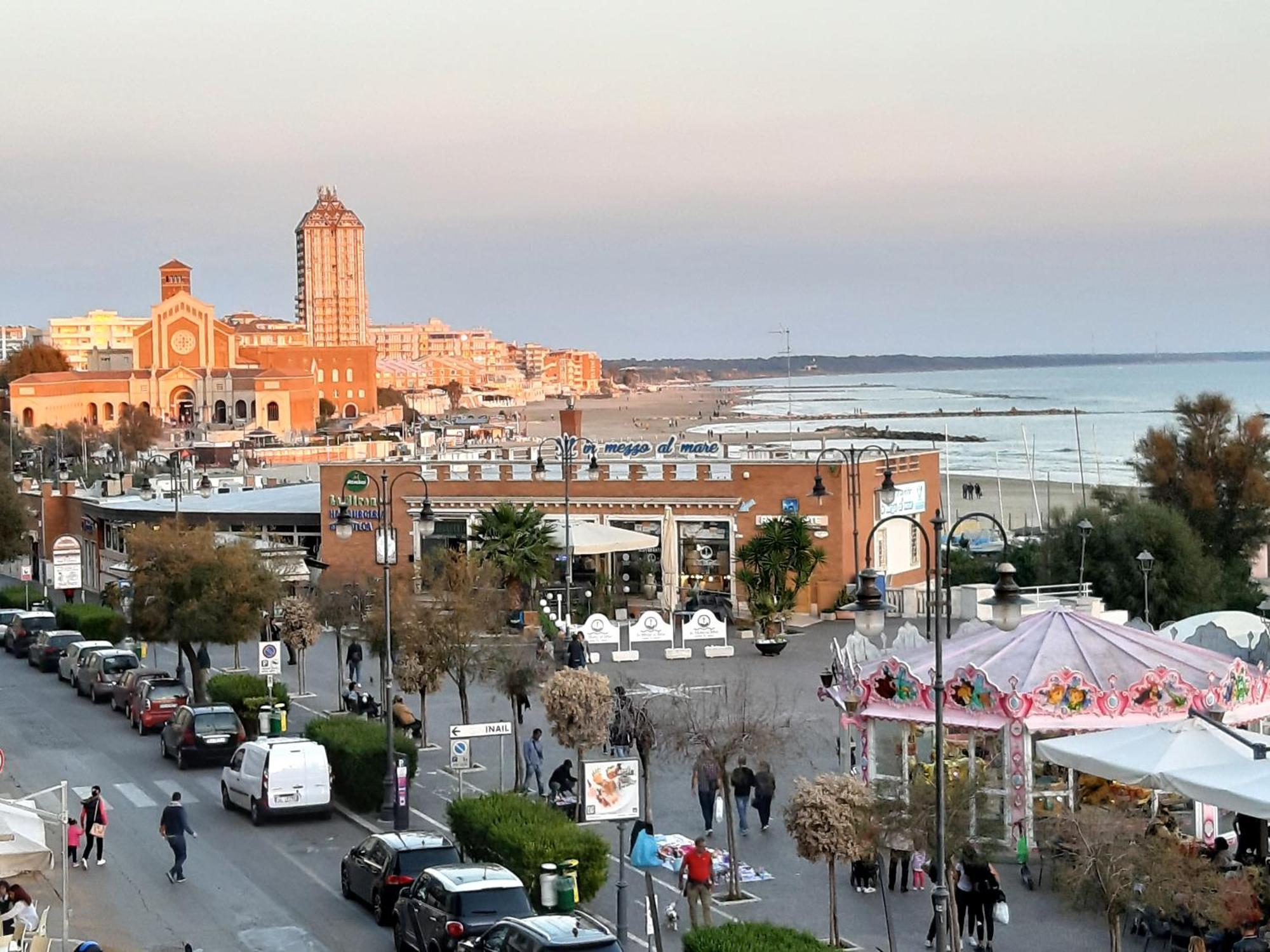 Spazioso appartamento sul lungomare di Nettuno Esterno foto