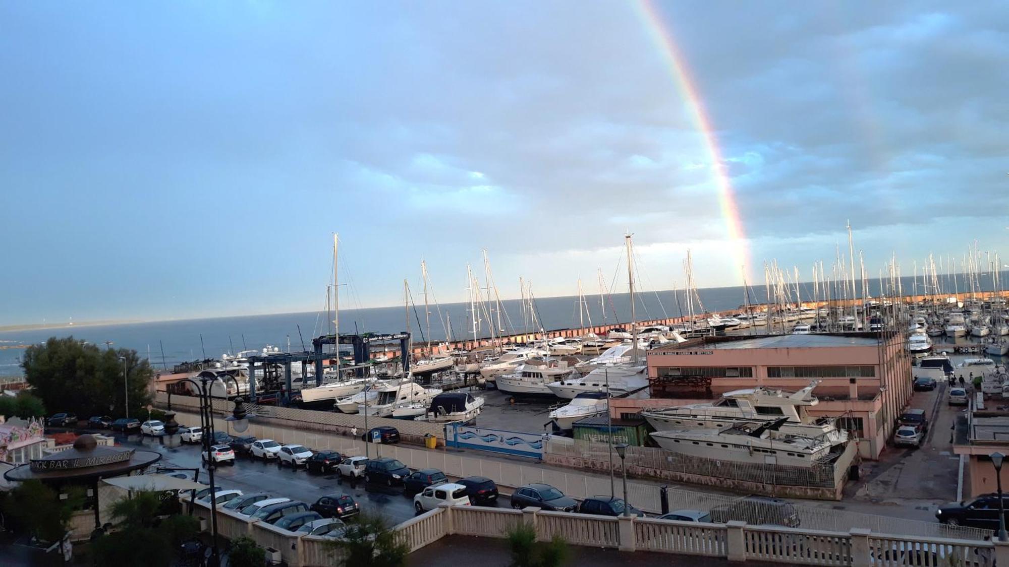 Spazioso appartamento sul lungomare di Nettuno Esterno foto